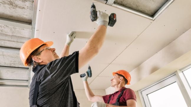 Конкуренция материалов для потолка в ванной: кальциево-силикатная плита или ПВХ-пластик