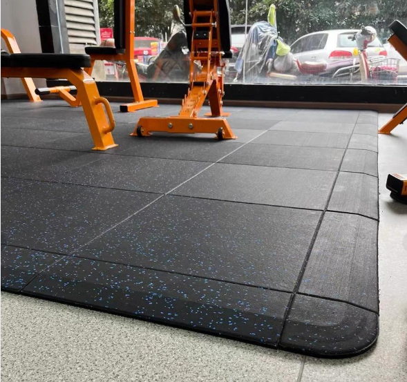 Тренажерный зал «Невидимый телохранитель »: почему резиновые коврики являются обязательным для спортсменов