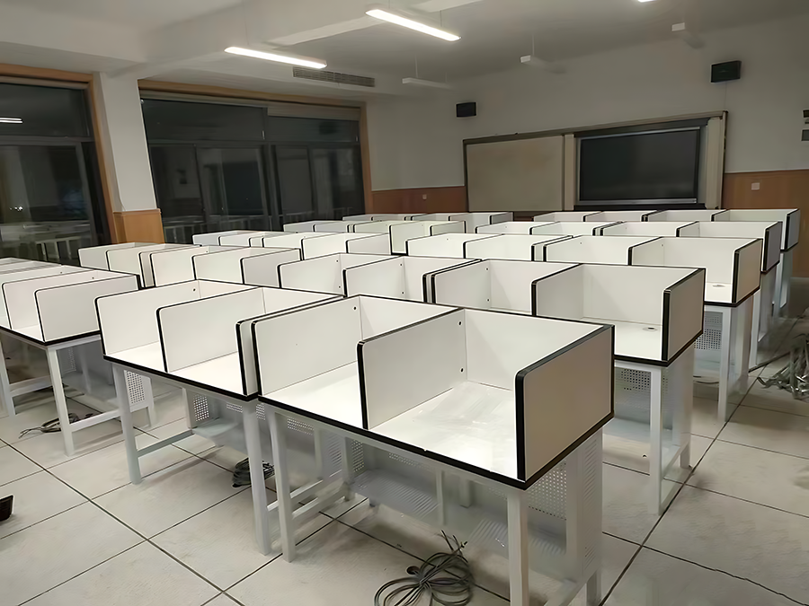 Набор школьных стульев и столов из компактного ламината HPL