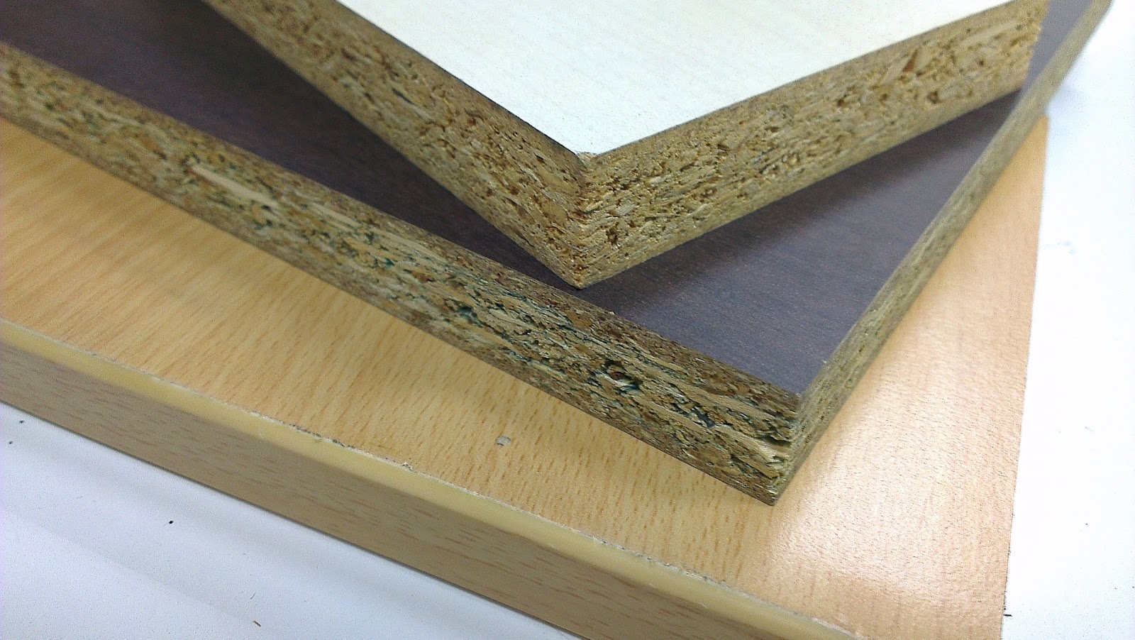 Для стеновых панелей в общественных местах: компактный ламинат (HPL) или влагостойкая плита? Что лучше?